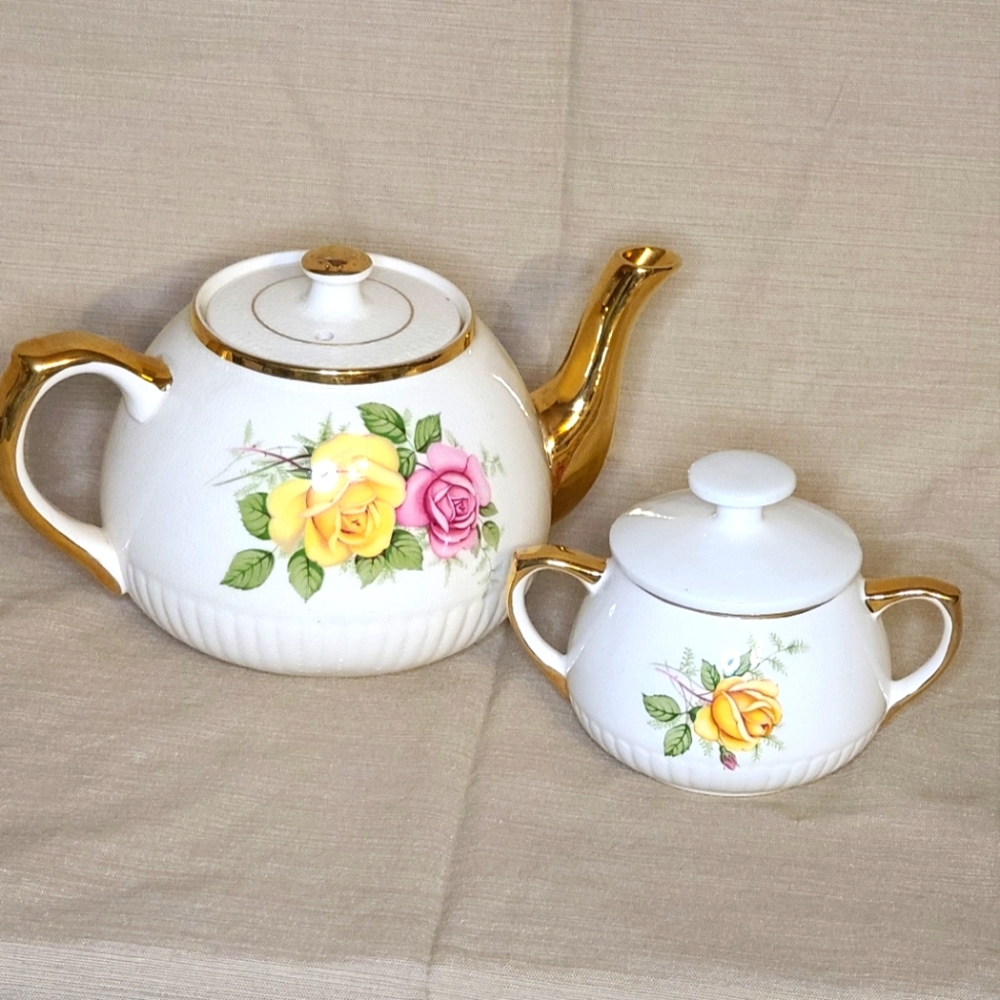 Ellgreave tea pot and lidded sugar bowl set